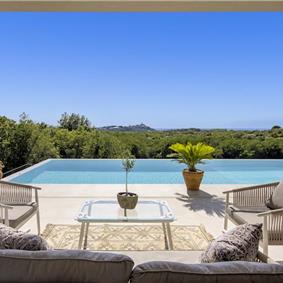 Luxury 4-Bedroom Villa with generous sized Infinity Pool near Buje, Istria. Sleeps 8
